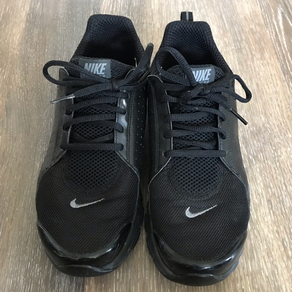 Black Nike comfort footbed tennis shoes size 8.5